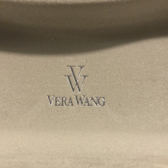 VERA WANG glasses case. Hard Dark grey outside w/ lighter grey felt inside liner - Picture 2 of 6